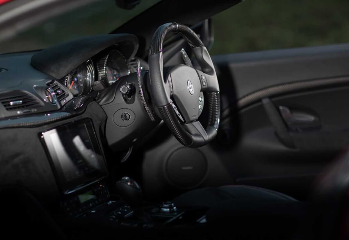Black interiors and steering wheel of the Maserati GranTurismo 