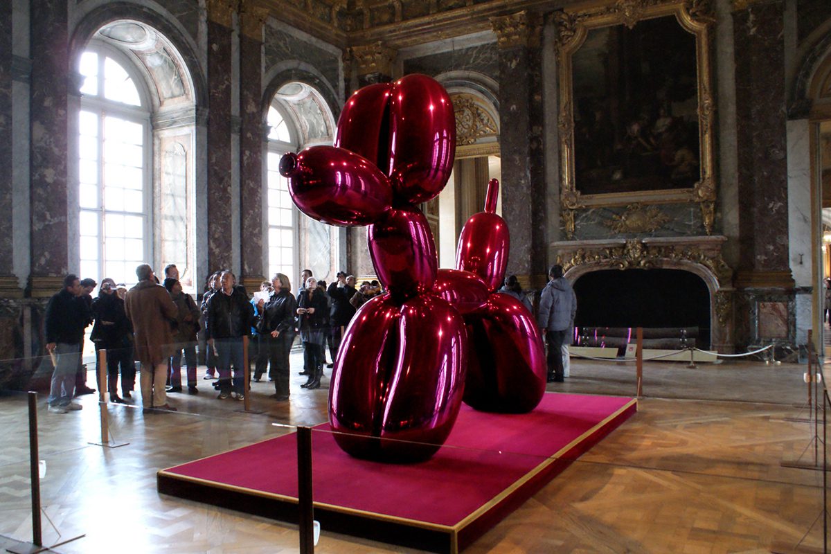 shiny balloon dog sculpture