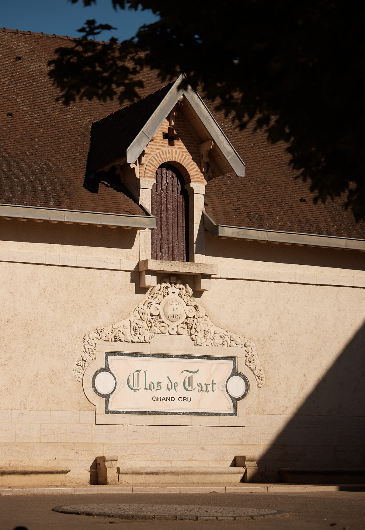Clos de Tart written under window 