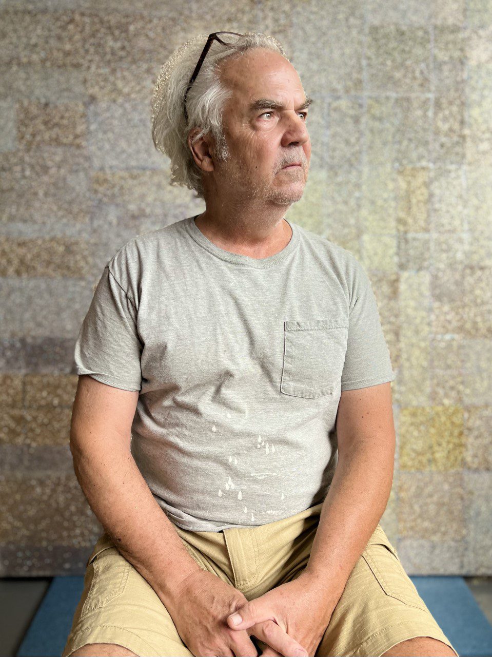A man in a grey t-shirt and yellow shorts