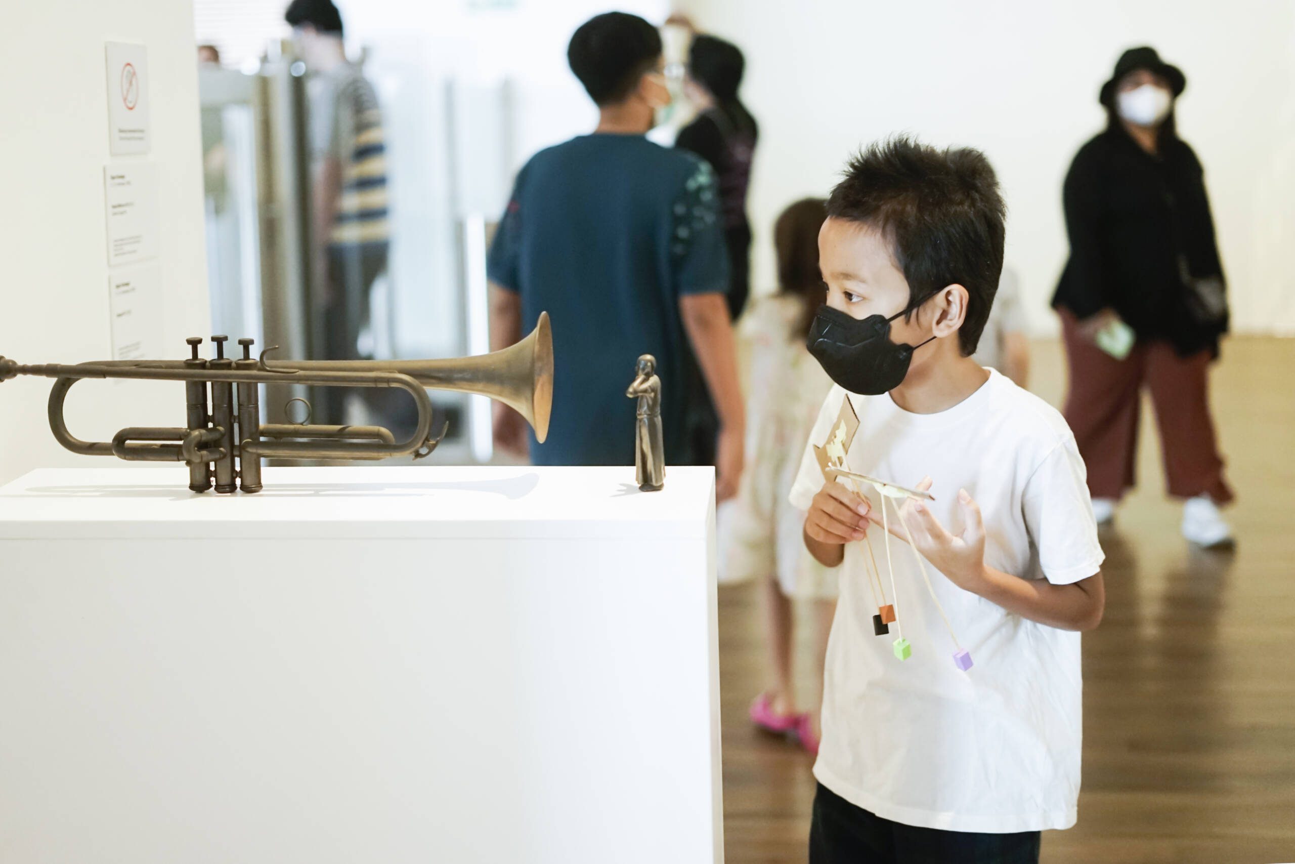 kid looking at art